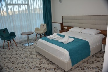 DOUBLE ROOM (İKİ KİŞİLİK GENİŞ TEK YATAKLI ODA)